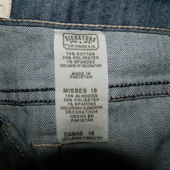 Signature by Levi Strauss Misses Bermuda Jean Shorts Size 16 (K-12) - Picture 4 of 4